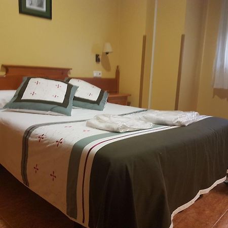 Hostal Los Nogales 칸가스 델 나르세아 외부 사진