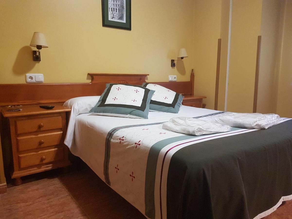 Hostal Los Nogales 칸가스 델 나르세아 외부 사진