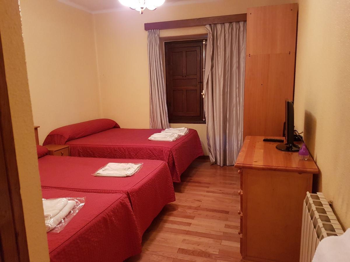 Hostal Los Nogales 칸가스 델 나르세아 외부 사진