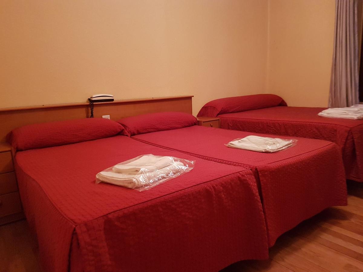 Hostal Los Nogales 칸가스 델 나르세아 외부 사진